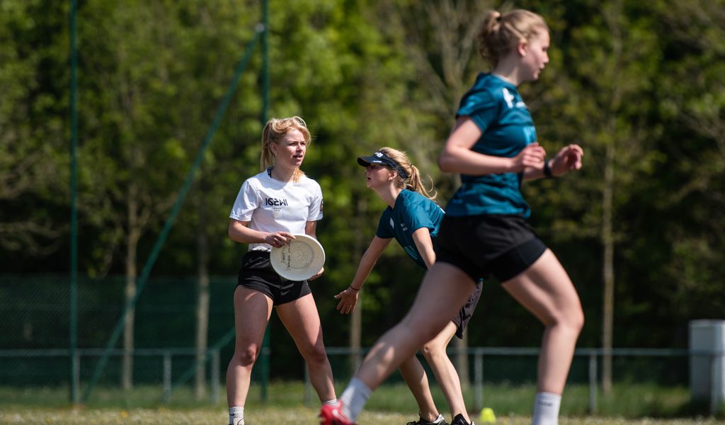 Start to frisbee